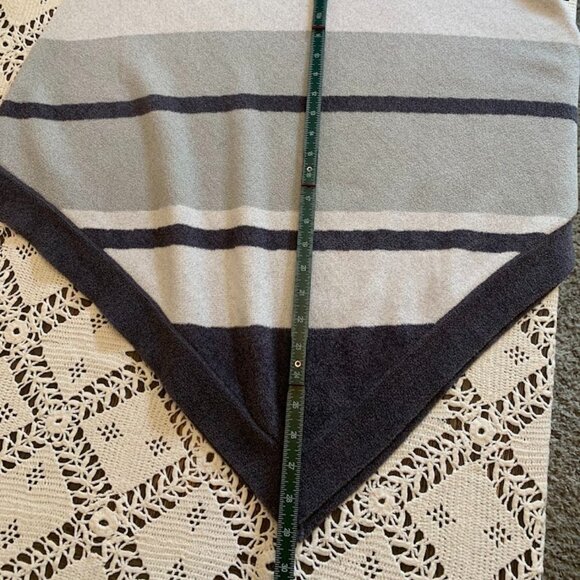Barefoot Dreams Ultra Lite Grey Striped Poncho - One Size - So Soft!! - Picture 6 of 9